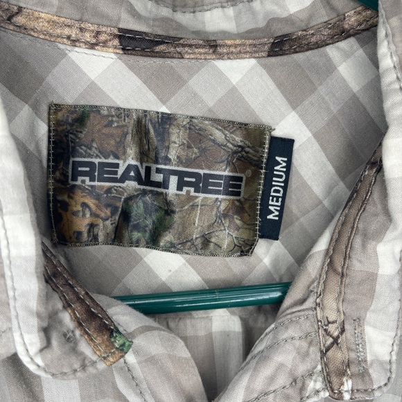 Realtree SS Button Down Shirt Size Medium - Picture 3 of 5